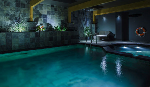 Piscine naturelle intérieure de nuit